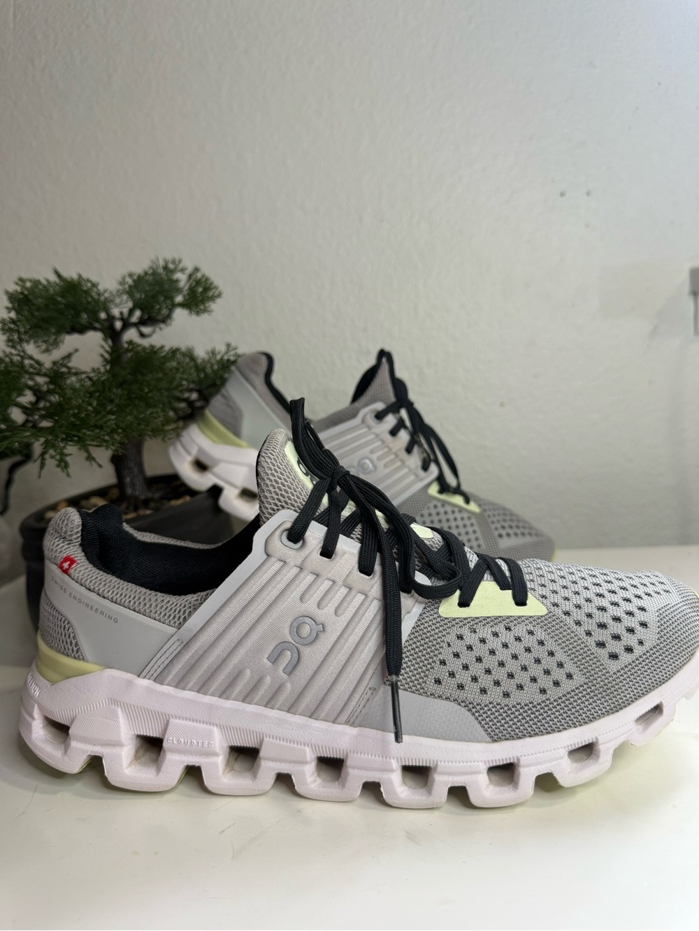 On Running  Cloudswift  women size 9 lace Up Running Shoes - Gray, Black - Picture 2 of 9